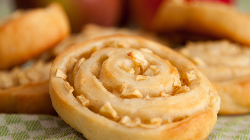 apple-cinnamon-rolls-chelan-fresh.jpg